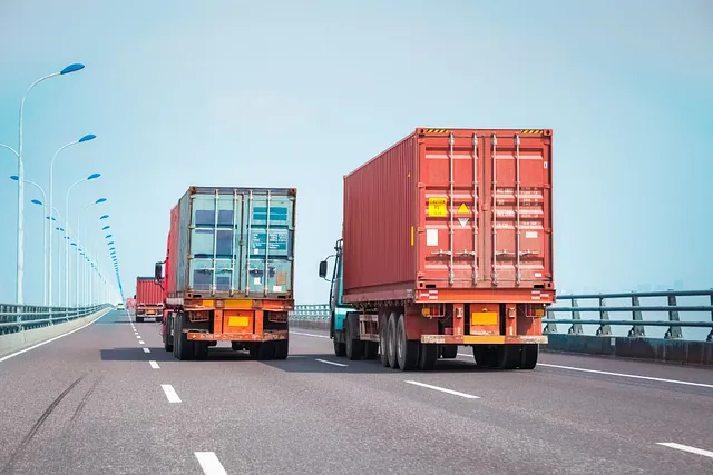 containerlastbil på bron