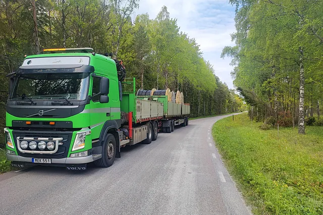 Snygg blå storbil med kromade delar som transporterar last