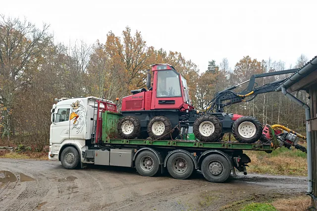 Vit dumper som lossar jord på en byggarbetsplats.