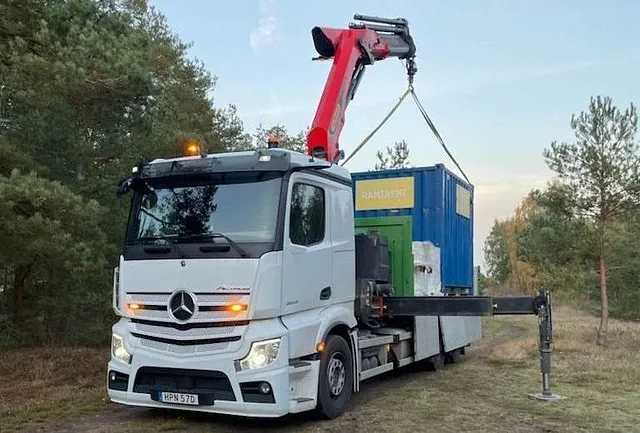 gul tung mobilkran parkerad vid vägkanten