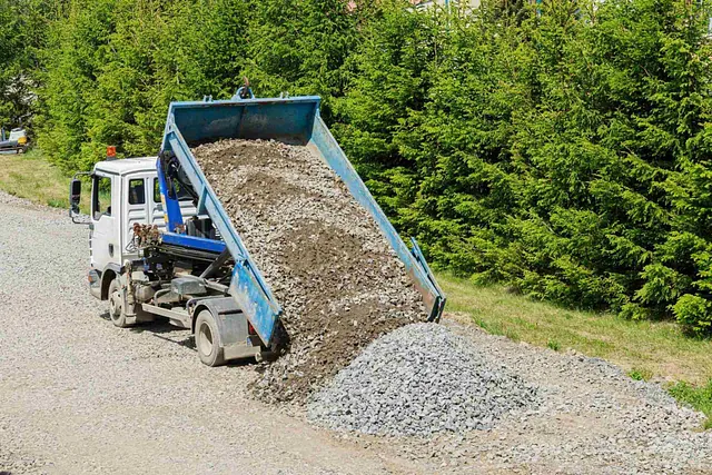 Det finns en tippbil på en byggarbetsplats