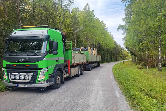 lastbil som transporterar elektrisk trådspole stor rullspole