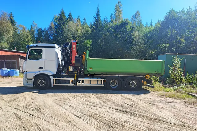 Lastbil som transporterar byggmaterial